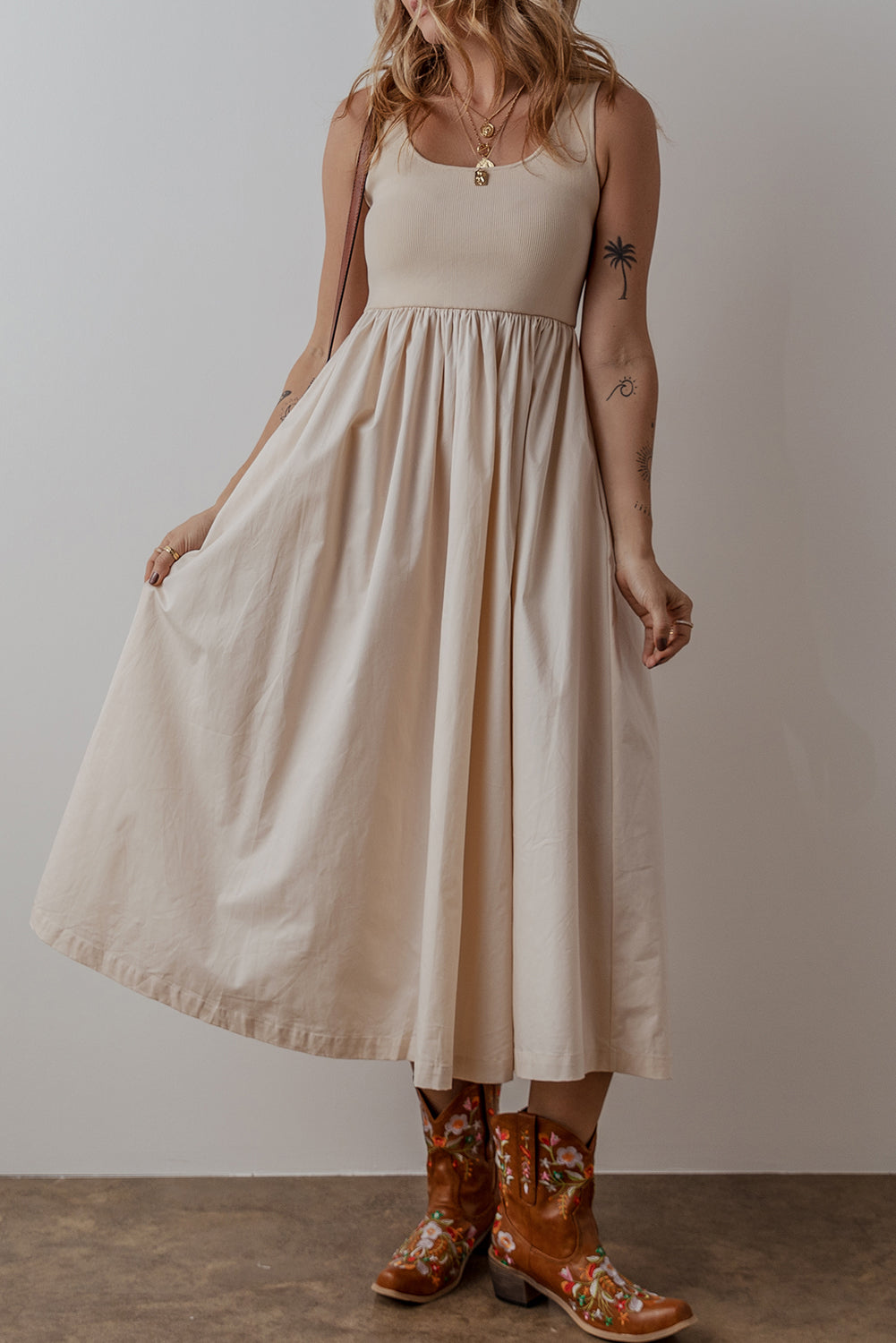 Vestido largo sin mangas plisado con corpiño de canalé