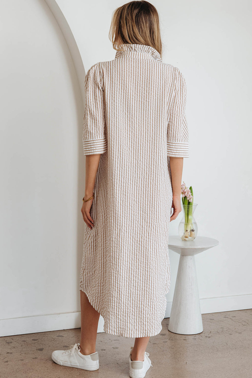 Vestido largo camisa de media manga con cuello con volantes a rayas caqui