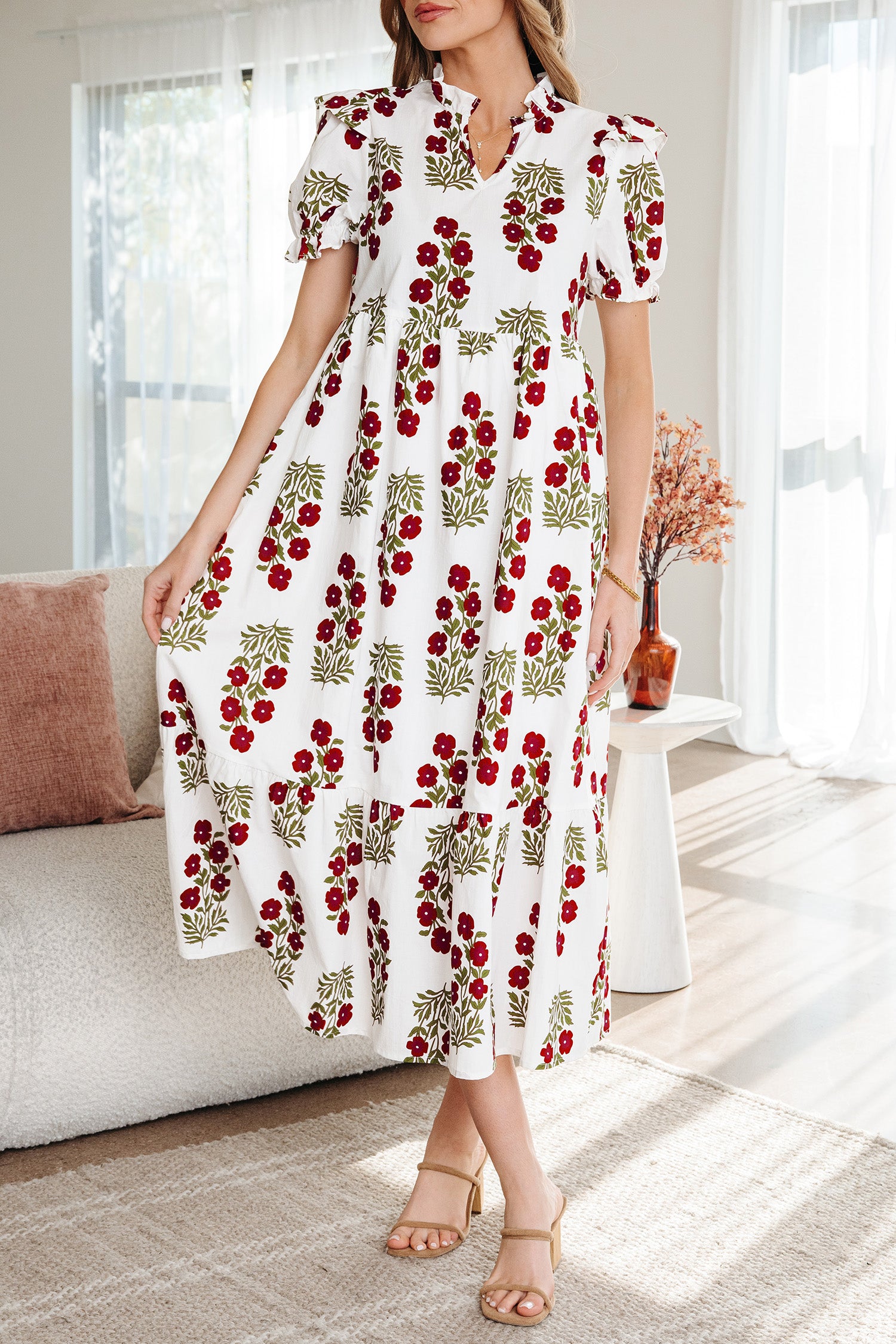 Vestido largo con gradas, manga corta, floral, color beige