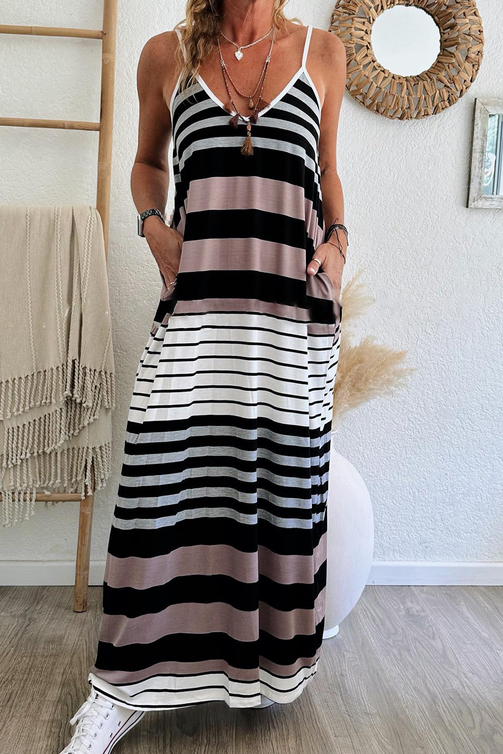 Vestido largo con cuello en V y tirantes