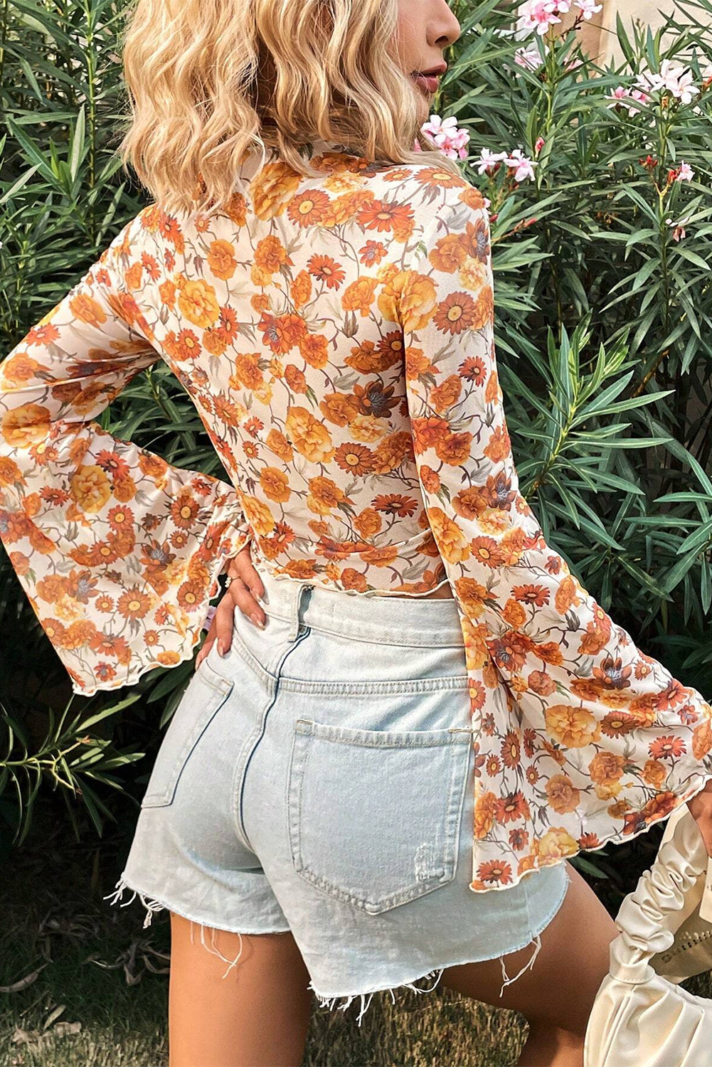 Blusa con estampado floral y manga acampanada