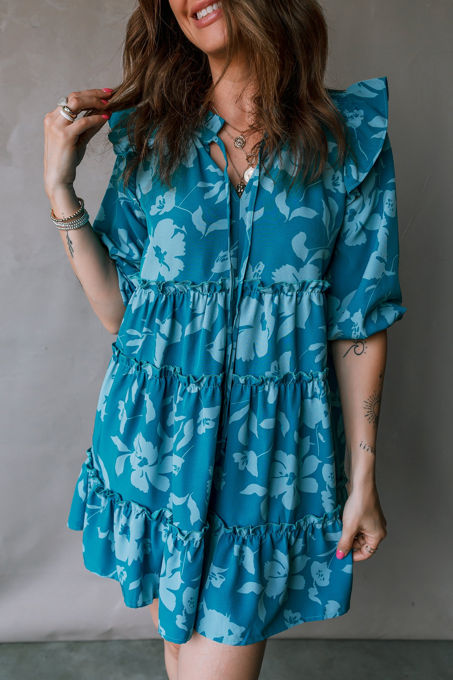 Minivestido con volantes y media manga con flores azules