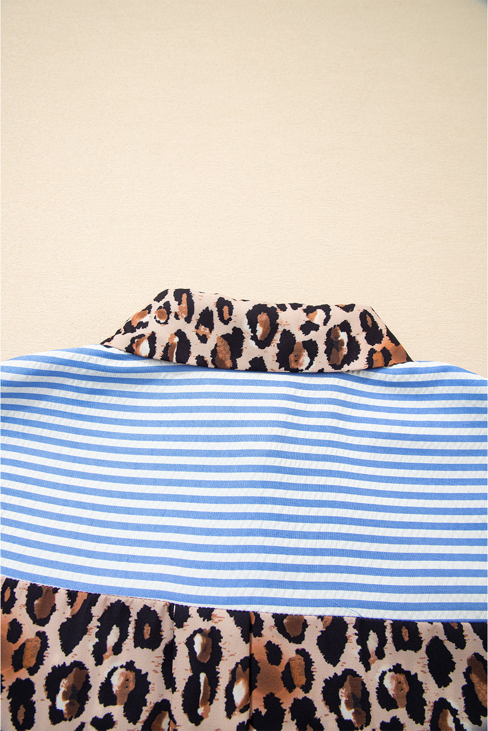 Botón de mosaico de leopardo a rayas azul cielo camisa para mujeres