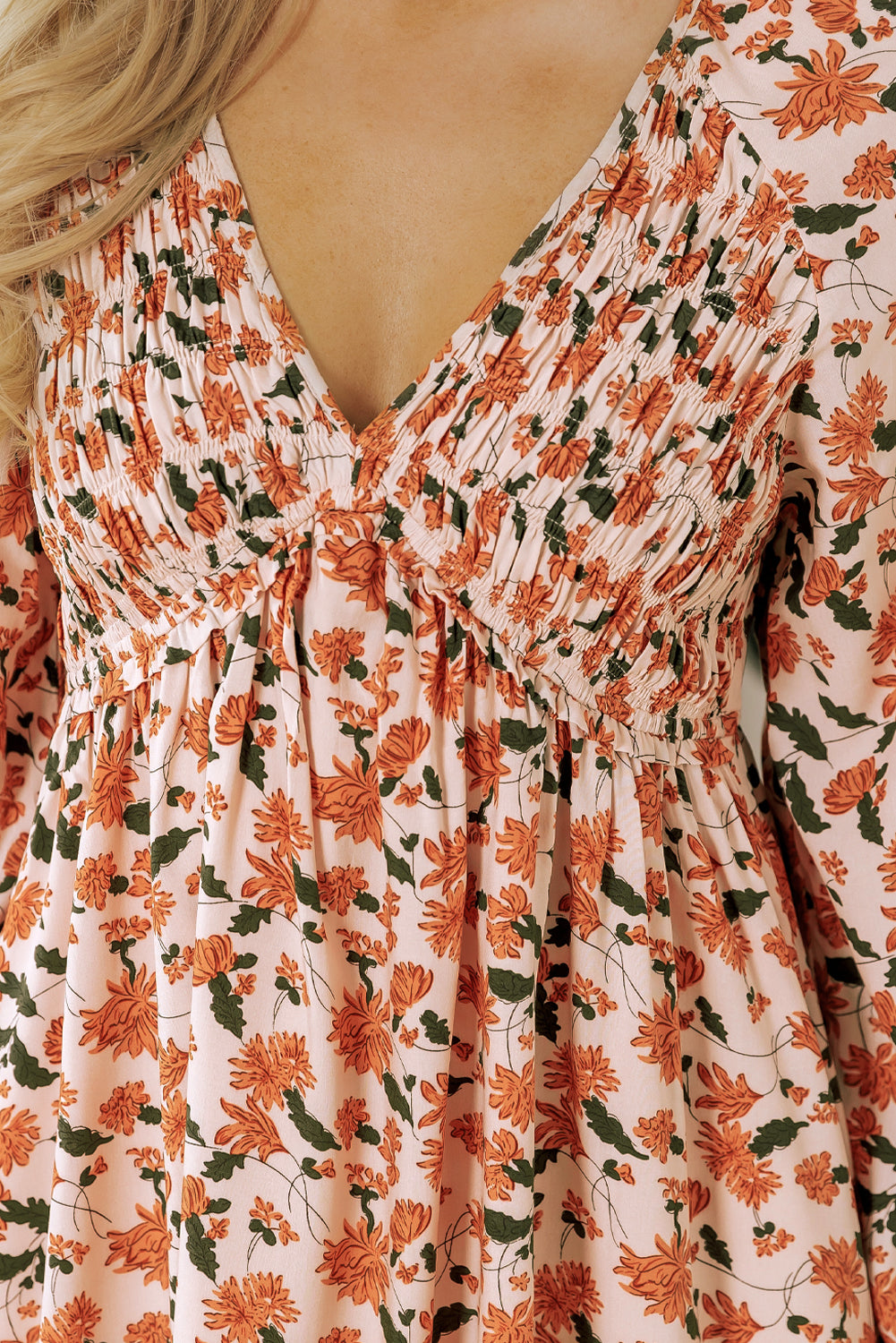 Vestido babydoll floral beige de burbuja