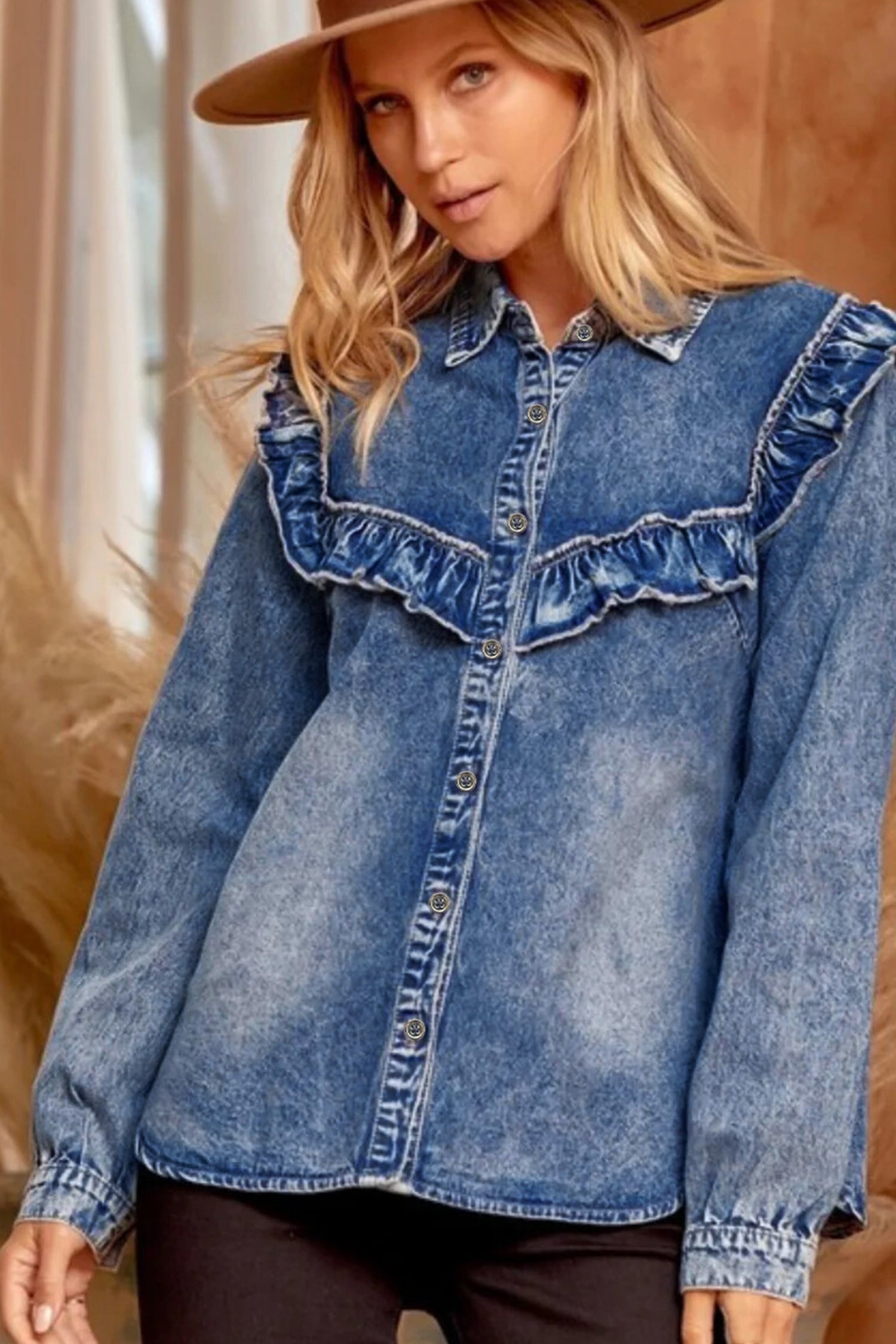 Camisa con botones y detalle de volantes