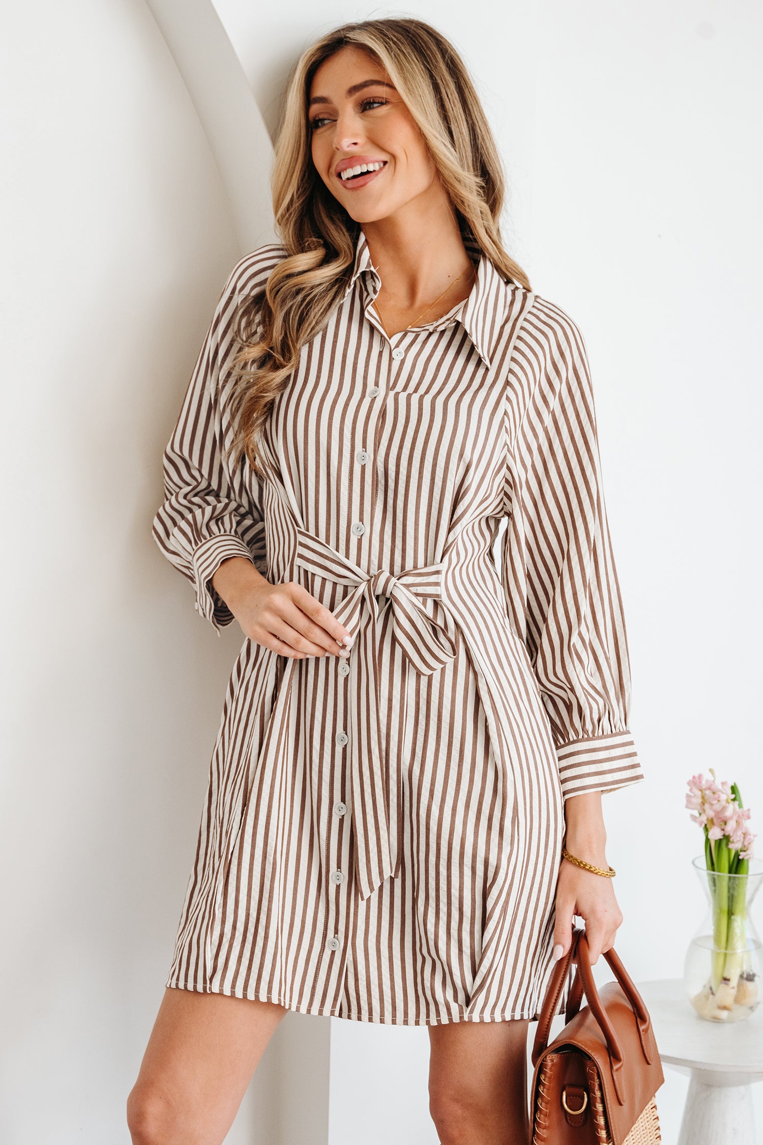 Mini vestido camisero con botones y mangas abullonadas