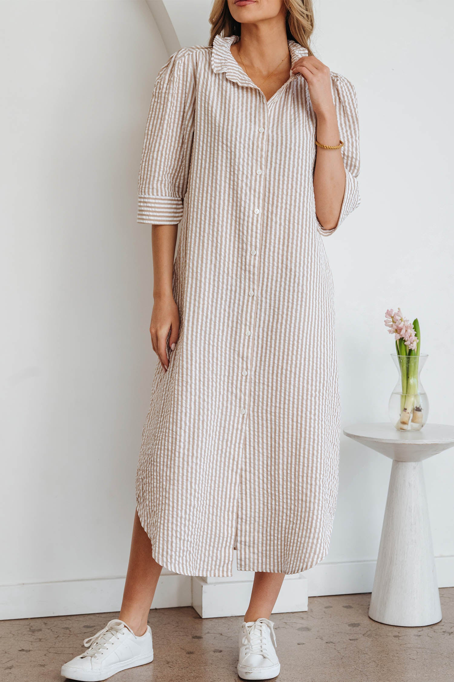 Vestido largo camisa de media manga con cuello con volantes a rayas caqui