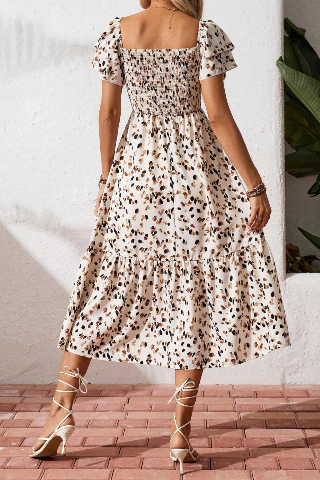 Vestido manga corta con volantes y cuello cuadrado