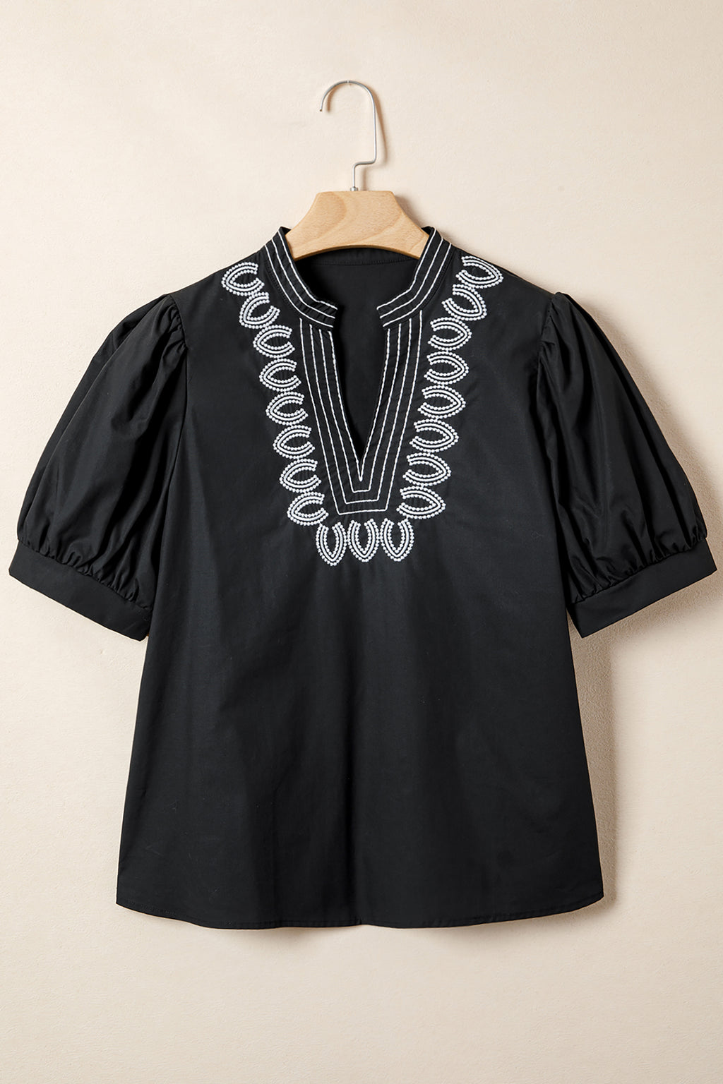 Blusa negra con cuello en V