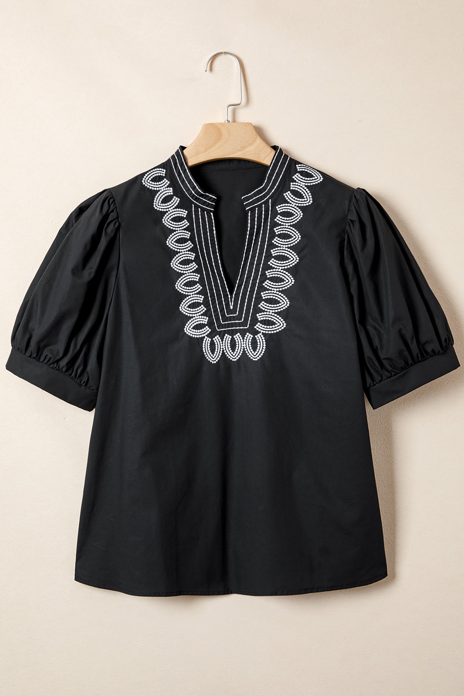 Blusa negra con cuello en V