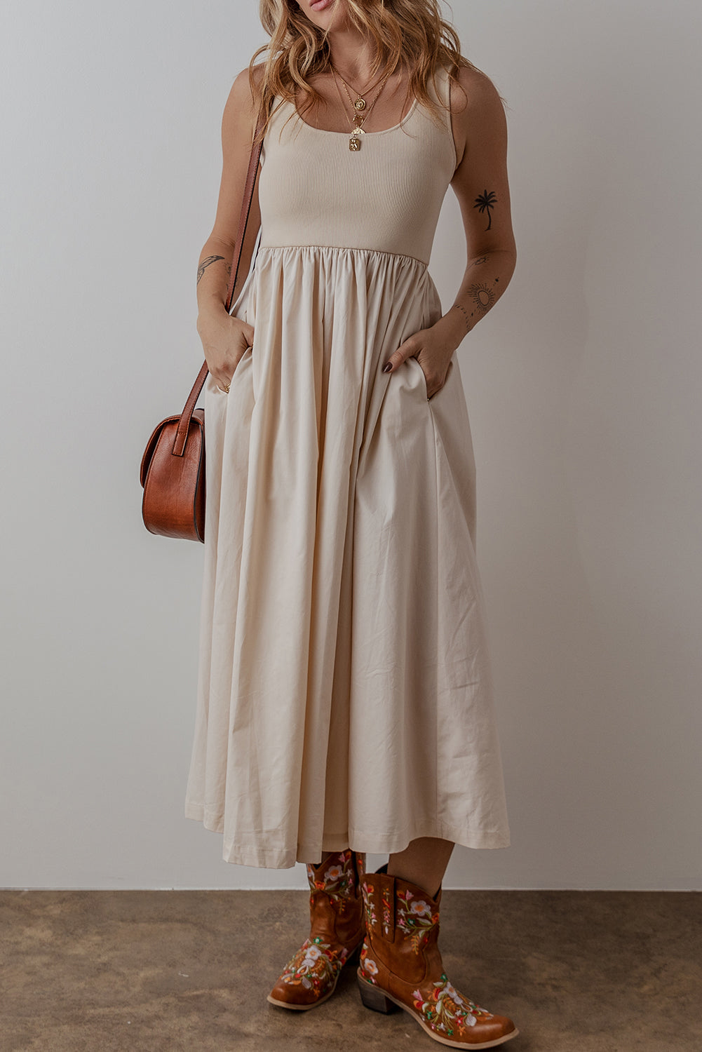 Vestido largo sin mangas plisado con corpiño de canalé