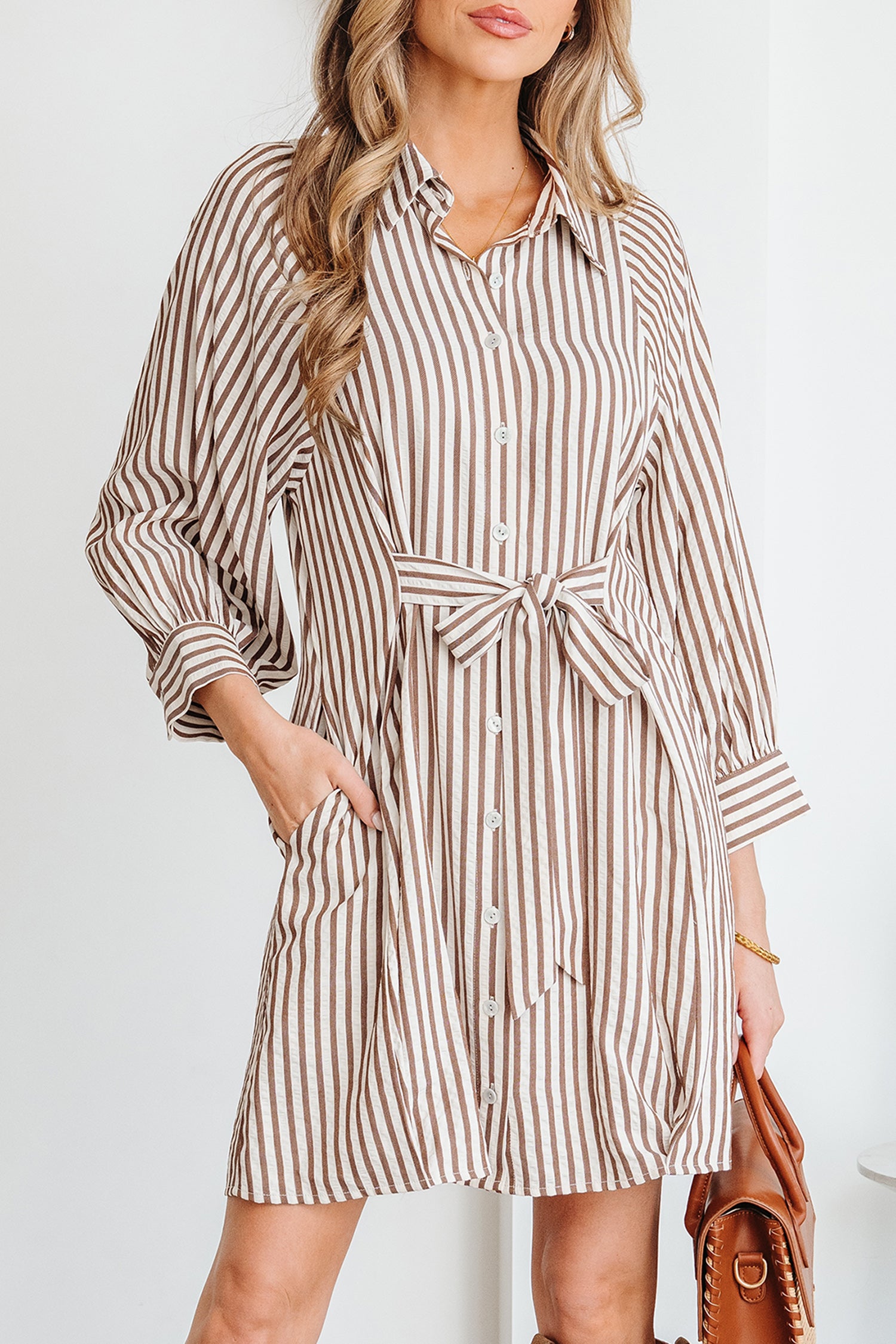 Mini vestido camisero con botones y mangas abullonadas