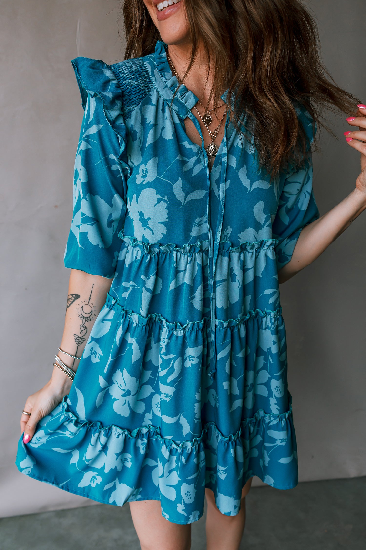Minivestido con volantes y media manga con flores azules