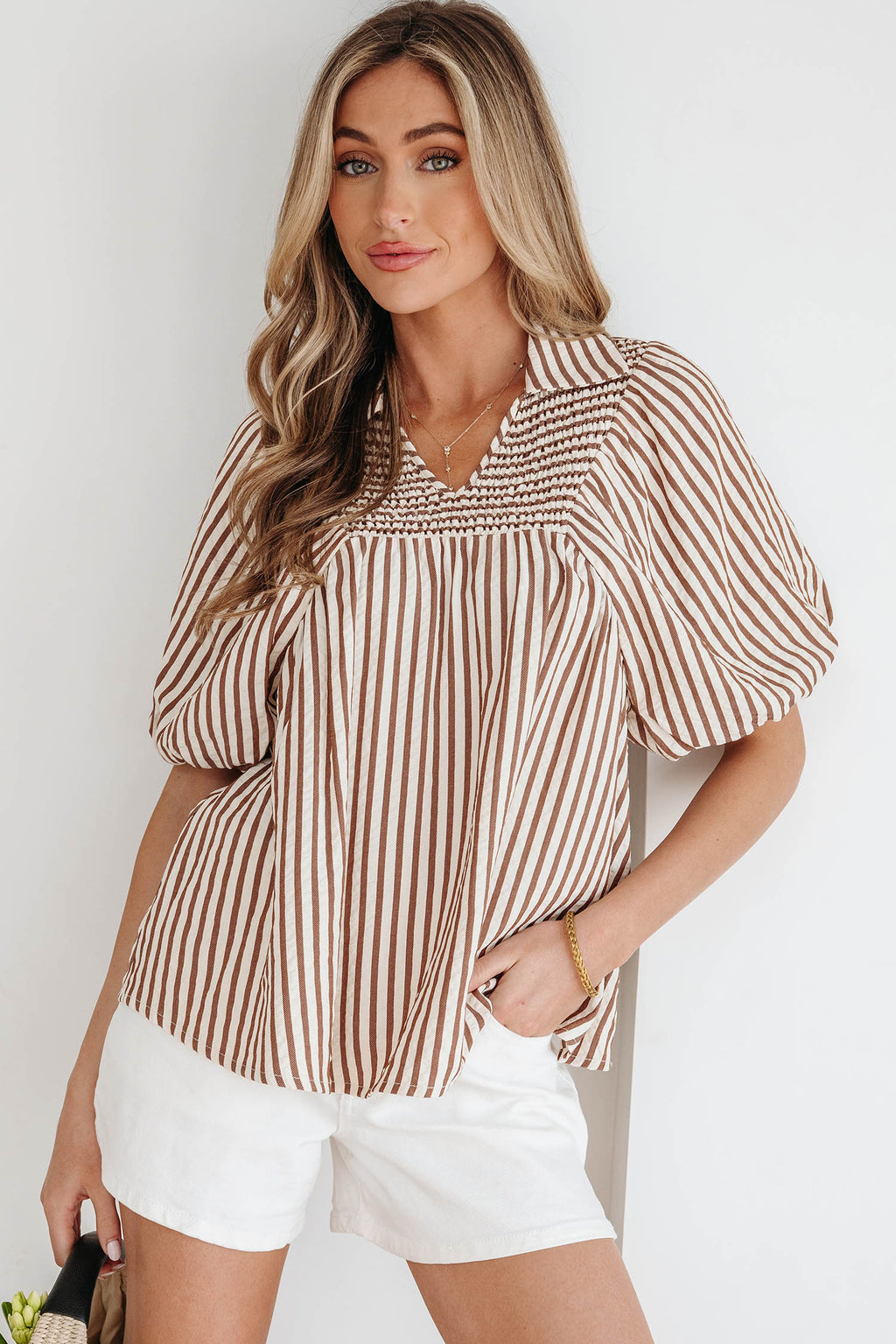 Blusa con cuello en V fruncido